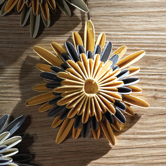 Paper Rosette Oro  - Ornaments