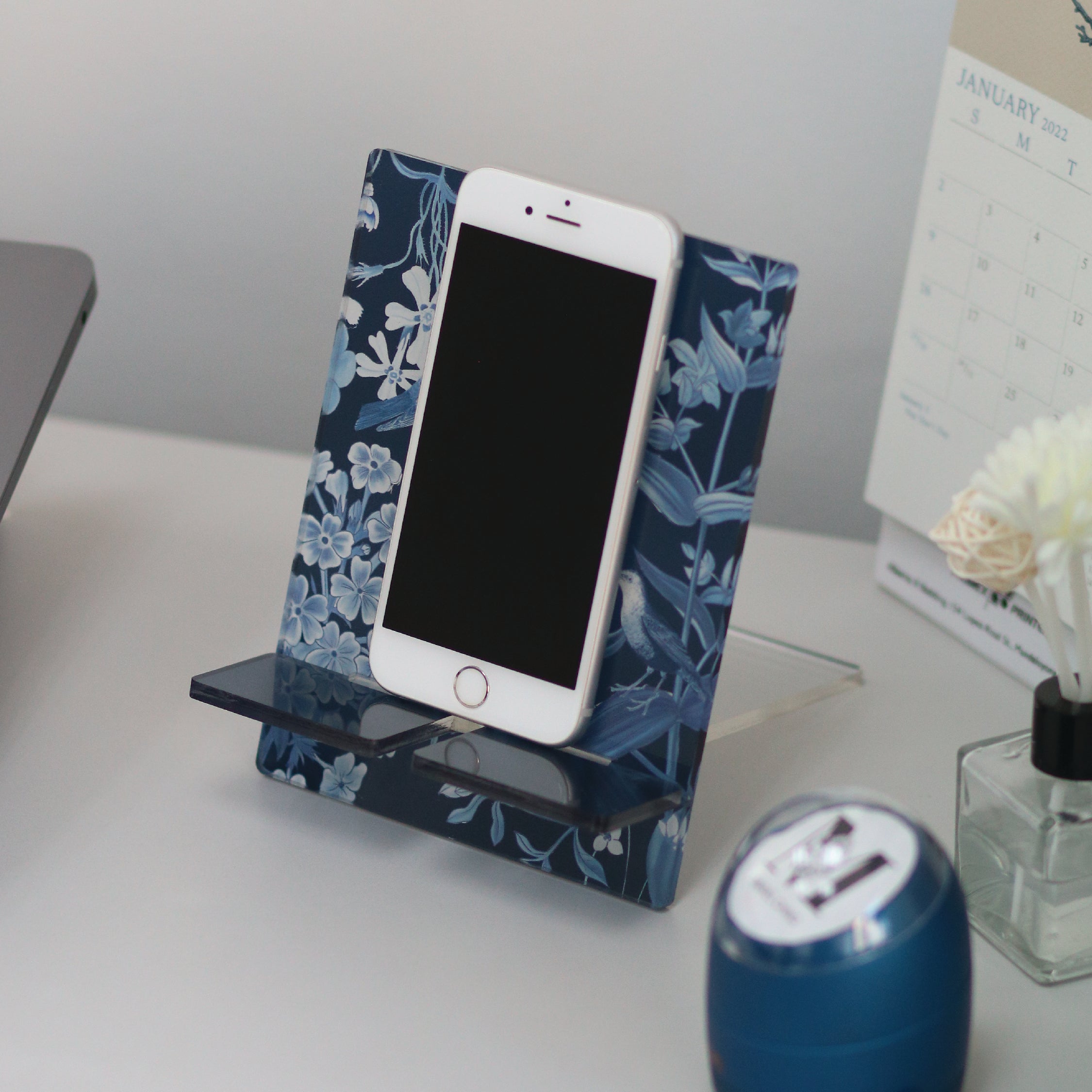 Millie Sapphire - Gadget Stand